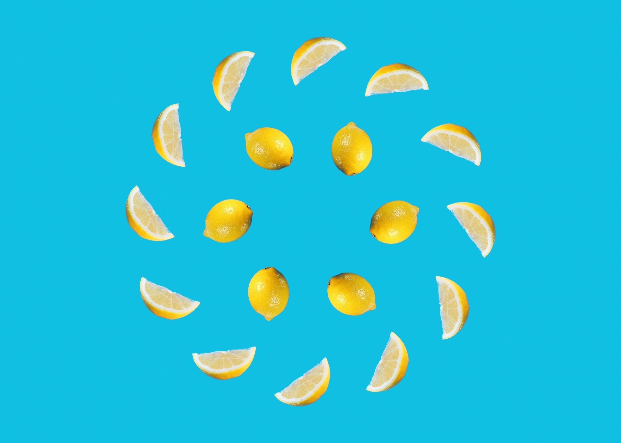 ronde de citrons entiers et en quartiers