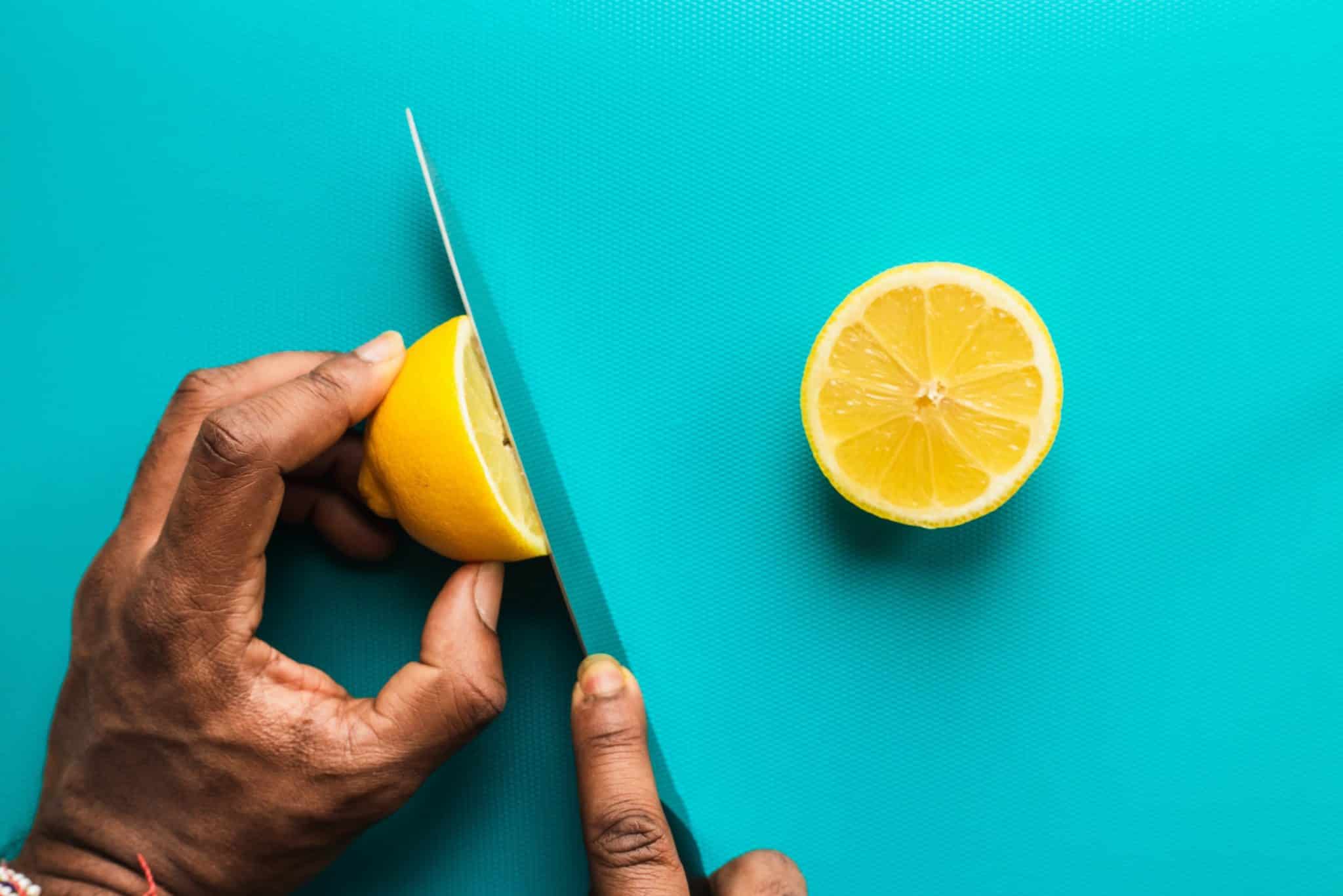 citron coupé en deux sur une planche bleue