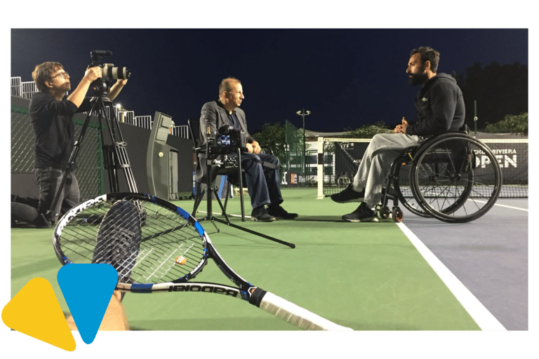 tournage nocturne sur un cours de tennis