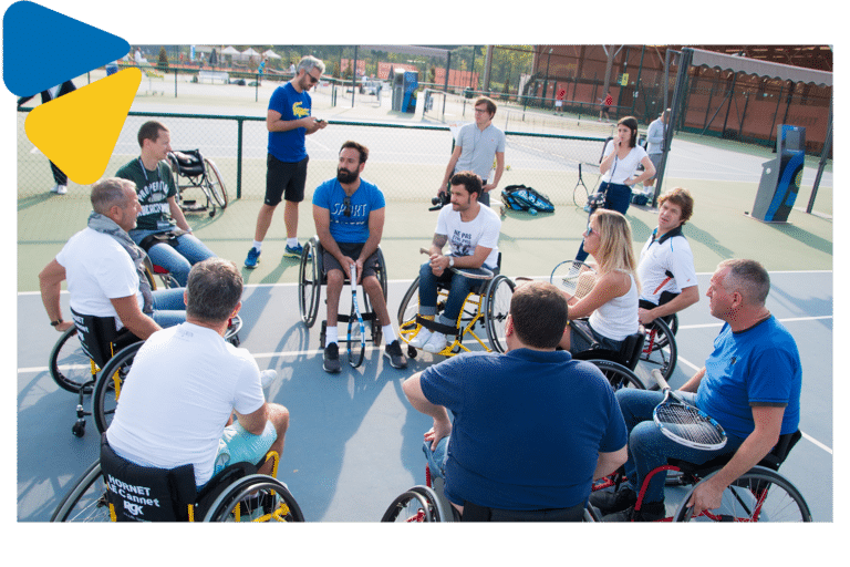 groupe de personnes en fauteuil roulant sur un cours de tennis